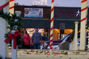 1 Carrollton Engagement portraits